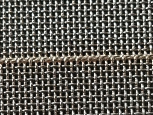 Plain weave wire mesh with large openings are welded together by butt welding.